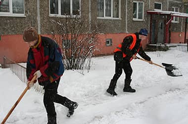 Активисты БРСМ г. Новополоцка готовы помочь пожилым людям убрать снег