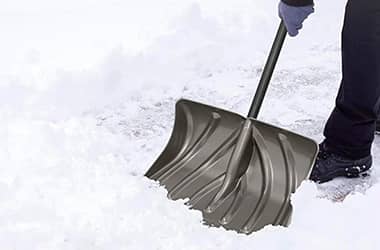 Оказание помощи в уборке снега