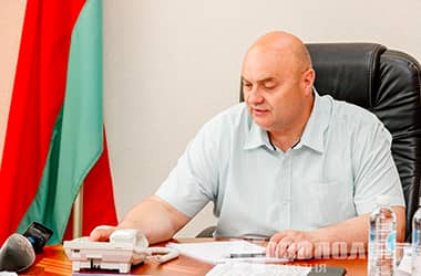 Более 20 вопросов поступило от новополочан на прямую линию председателя горисполкома Игоря Бурмистрова