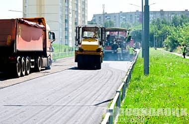 По всей территории Новополоцка продолжаются работы по ремонту изношенного асфальтового покрытия на центральных и придомовых улицах