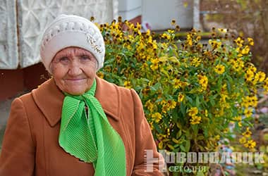 82-летняя новополочанка безвозмездно трудится на придомовой территории, помогая работникам ЖКХ и ухаживая за многочисленными клумбами