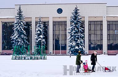 В Новополоцке начали устанавливать главную городскую елку