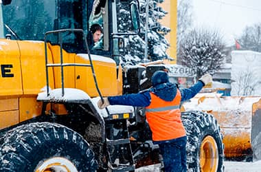 В Новополоцк вновь вернулись снегопады. Работы по расчистке дорог продолжаются