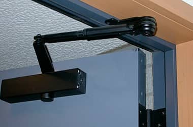 За чей счет должны ремонтировать доводчик двери в подъезде?