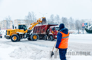 В Новополоцк вновь вернулись снегопады. Работы по расчистке дорог продолжаются
