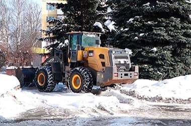 Коммунальные службы продолжают борьбу со снегом и наледью